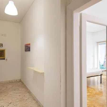 Joivy Sunny 3-bed Flat With Balconies