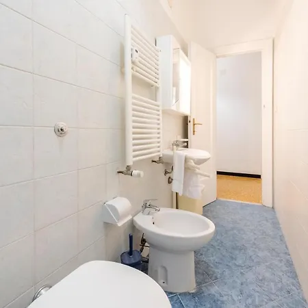 Joivy Sunny 3-bed Flat With Balconies