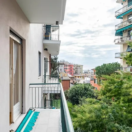 Lägenhet Joivy Sunny 3-bed Flat With Balconies *