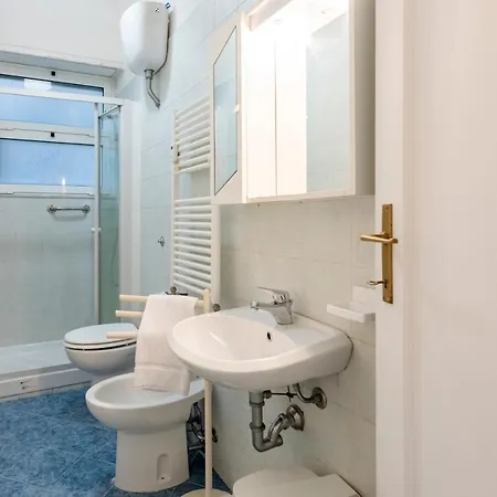 Joivy Sunny 3-bed Flat With Balconies